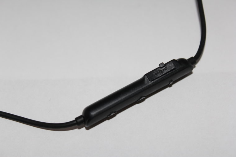 SoundPEATS Forceの充電端子
