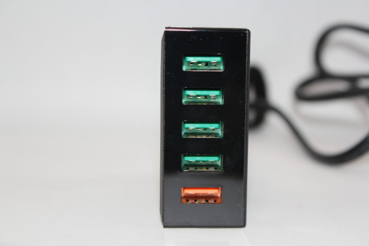 Aukey 5ポートUSB充電器の前面