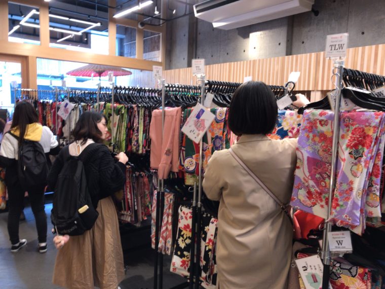 朝の店舗はごった返していました
