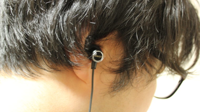 Anker SoundBuds Slimを装着