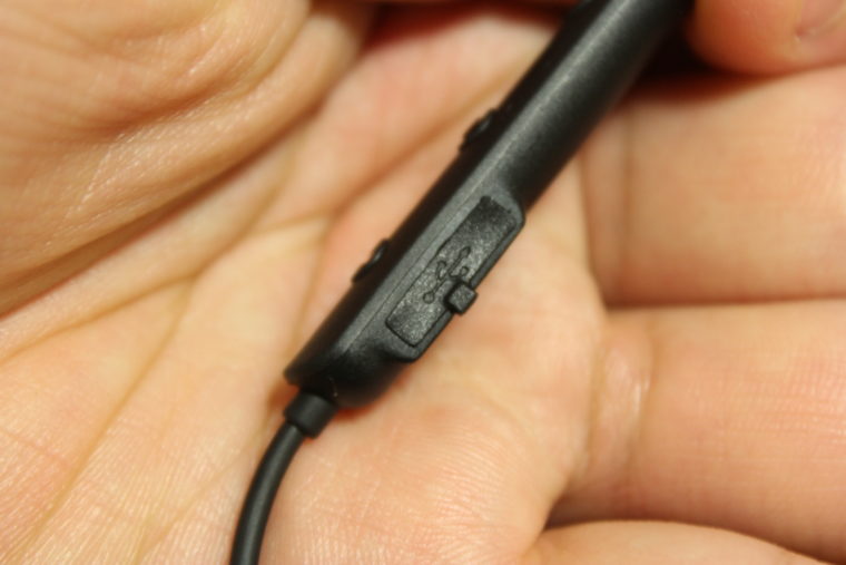 充電ジャックのカバー